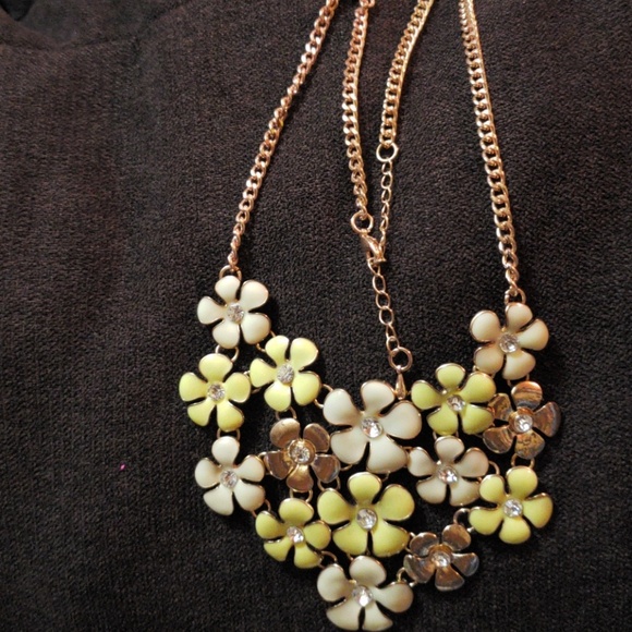 New Beautiful statement flowers necklace - Picture 4 of 5
